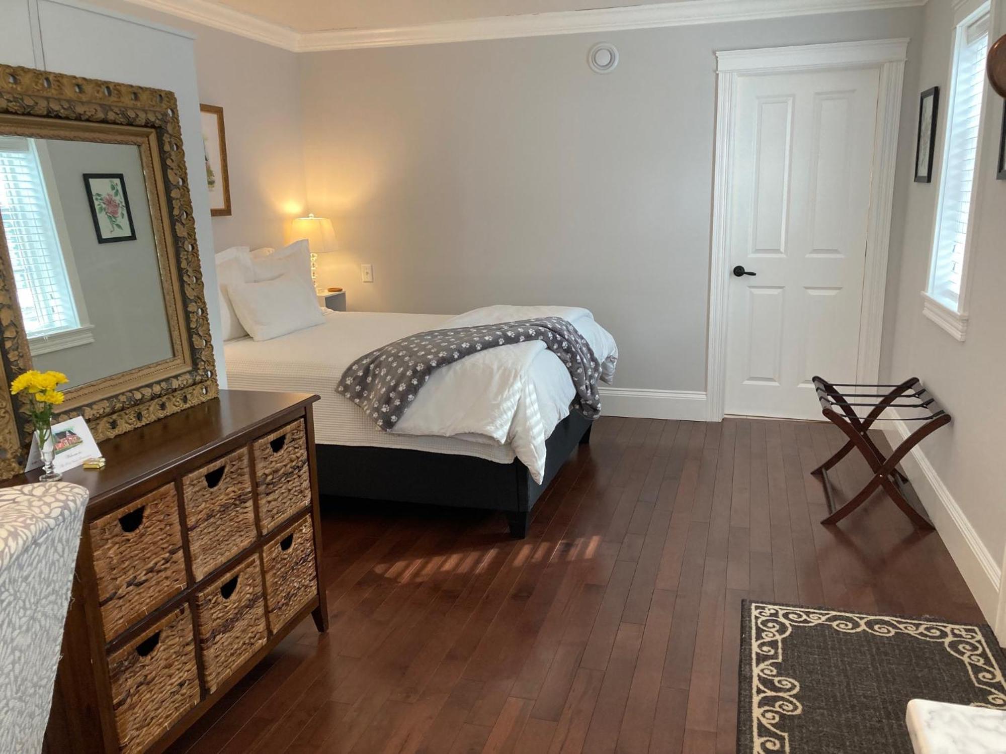 The Red House Fredericton Bed & Breakfast Room photo